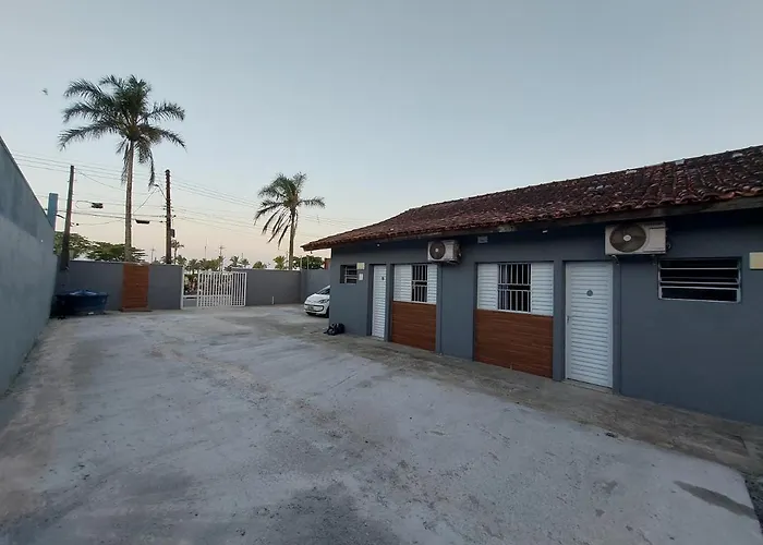 Suítes a 50m praia do SESC BERTIOGA, Ar condicionado, TV, WIFI, estacionamento, saída 15h